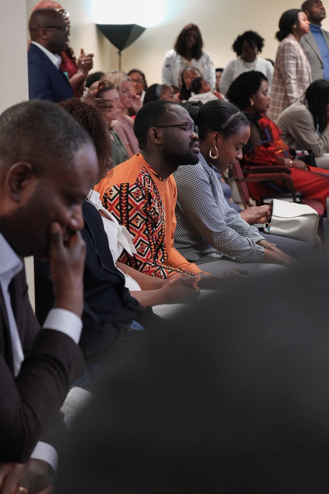 Des fidèles assis suivent le culte avec attention